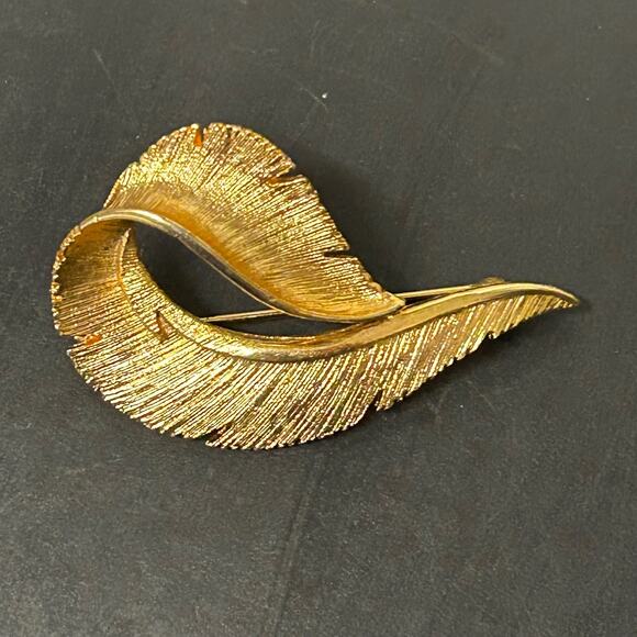 Vintage Sarah Coventry Textured Gold Tone Curled Leaf Brooch - Picture 1 of 4